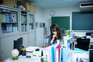 清掃に追われている職員のイメージ