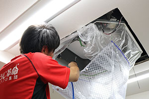 業務用エアコンの分解洗浄イメージ