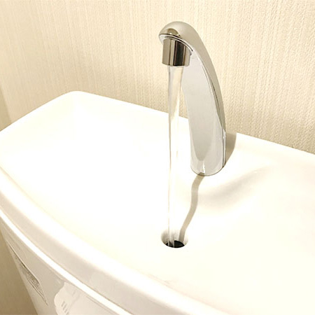 トイレの壁は尿石だらけ