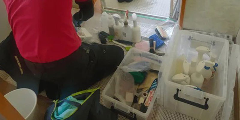 おそうじ革命の浴室クリーニングで汚れの性質別に使い分ける業務用洗剤と道具