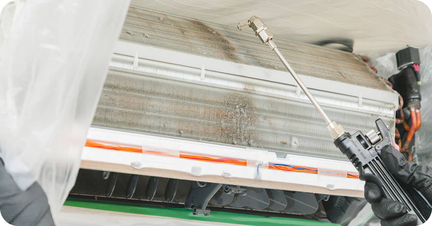 プロのエアコンクリーニングでは、専用の機材と技術で内部の見えない汚れまでしっかり洗浄します。