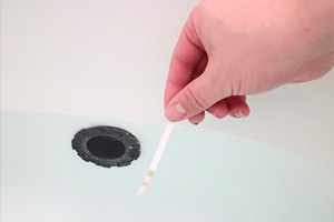 ②試験紙でお湯の汚れをチェック