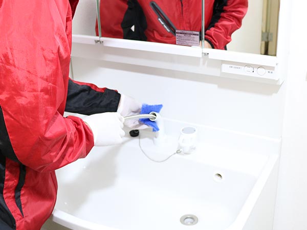 （洗面所）照明器具・鏡の清掃／洗面ボウル・蛇口の清掃