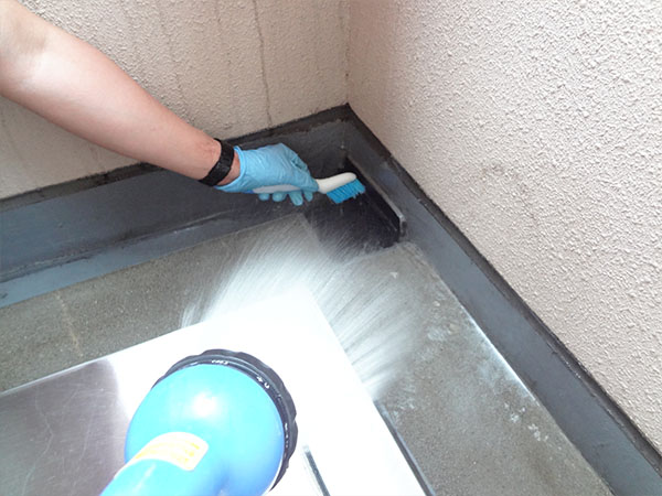 床面の洗浄・排水溝の清掃
