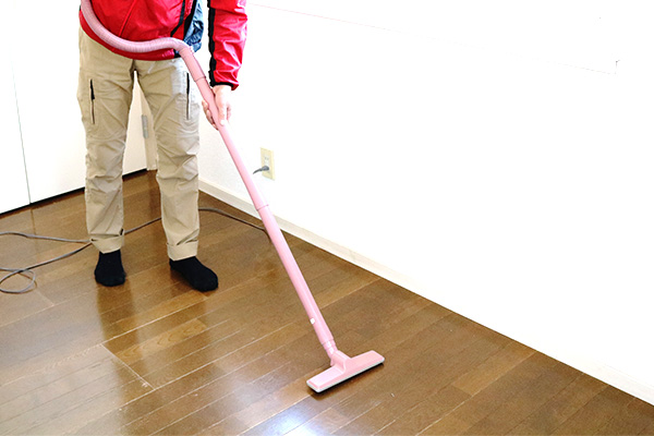 床面の掃除機がけ