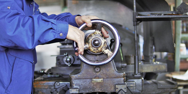 自動車工場閉鎖…経験を活かせる転職先は?|その後の人生を変える「経験の活かし方」と転職先リスト